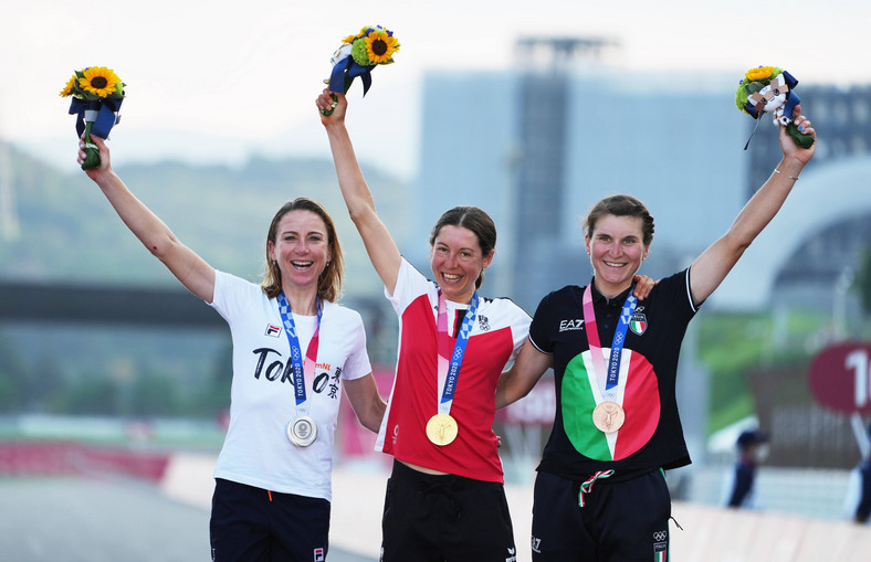 Medalistki wyścigu kobiet: od lewej srebrna Annemiek van Vleuten, złota Anna Kiesenhofer i brązowa Elisa Longo Borghini