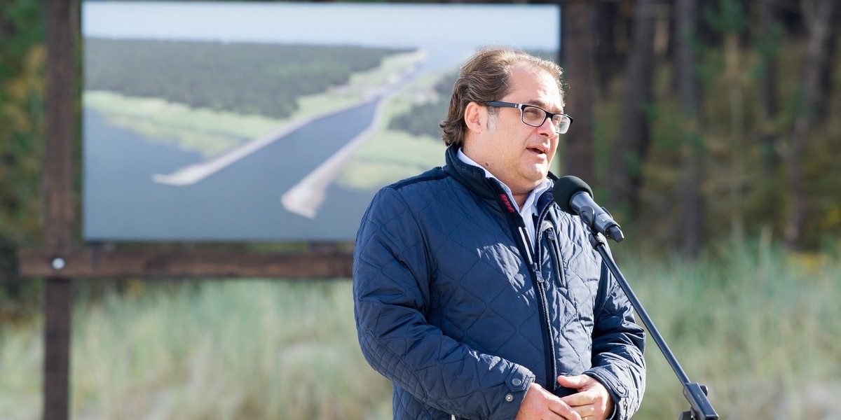 Minister Marek Gróbarczyk, w tle plan kanału na Mierzei Wiślanej