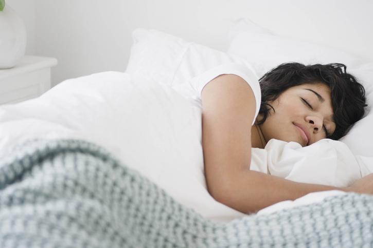 Ausreichend viel zu schlafen ist gesund. Doch wenn man dabei meist auf der rechten Seite liegt, kann dies für den Körper weniger erholsam sein, als man denkt. 