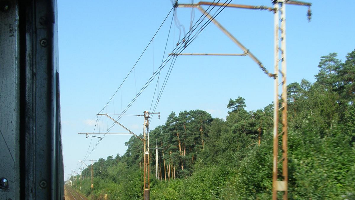 Kilkadziesiąt minut opóźnienia mogą mieć w środę pociągi kursujące na trasie Kraków-Tarnów. W Łętowicach k. Wierzchosławic ciężarówka przejeżdżająca przez przejazd kolejowy zerwała trakcję elektryczną.
