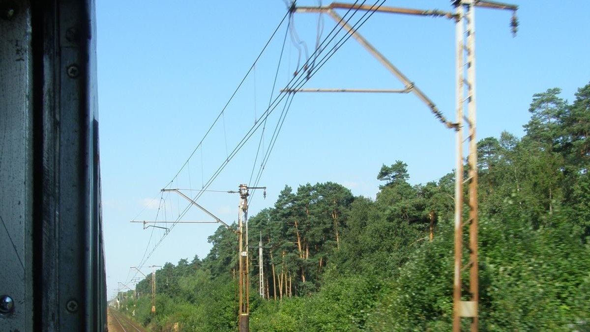 Kilkadziesiąt minut opóźnienia mogą mieć w środę pociągi kursujące na trasie Kraków-Tarnów. W Łętowicach k. Wierzchosławic ciężarówka przejeżdżająca przez przejazd kolejowy zerwała trakcję elektryczną.