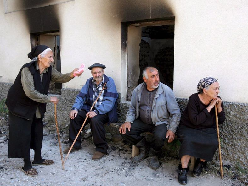 Gruzini czekają na ewakuację ze swojej wsi Kurta położonej niedaleko od Cchinwali, stolicy Osetii Południowej. Sierpień 2008 r.