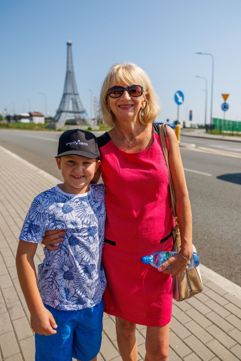 Milena Piskuła z wnukiem Antonim uważa, że wieża jest imponująca