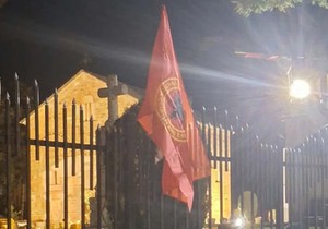 Na ogradi crkvenog poseda u Lipljanu okačene zastave terorističke UČK i Albanije