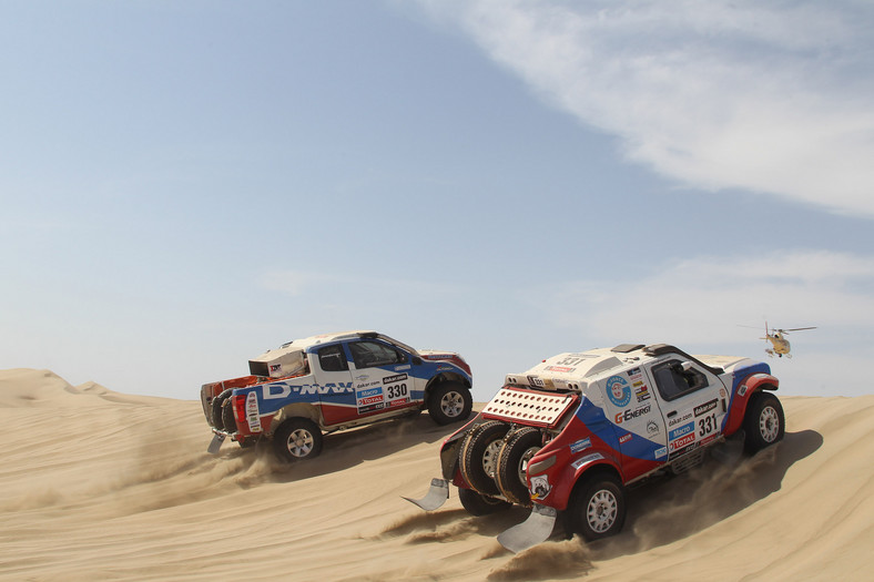 Dakar 2013: Hołowczyc zawiedziony, Sainz utknął na wydmach (2. etap, wyniki, galeria)