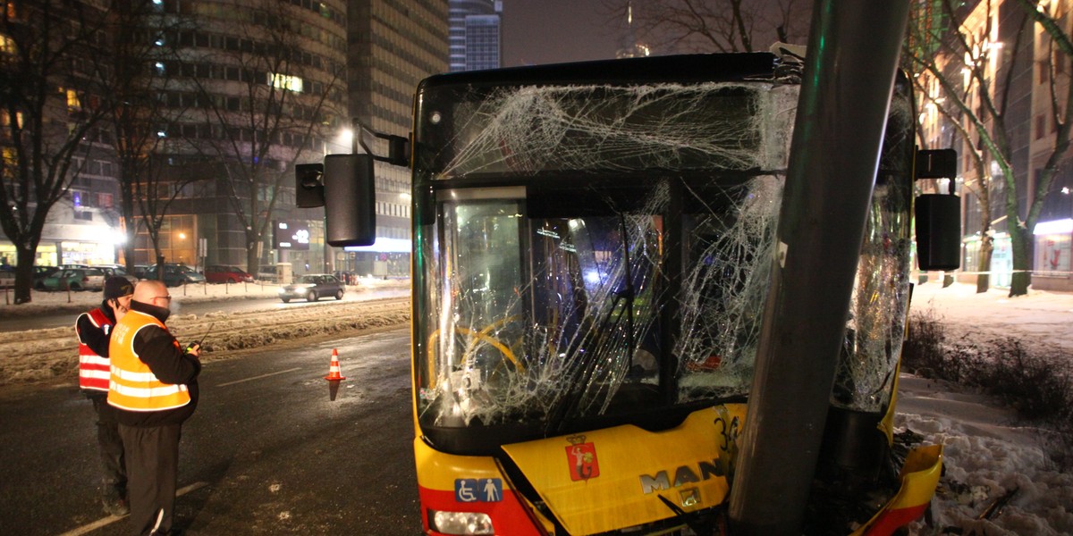 WYPADEK AUTOBUSU NA SKRZYZOWANIU AL.JANA PAWLA I GRZYBOWSKIEJ 