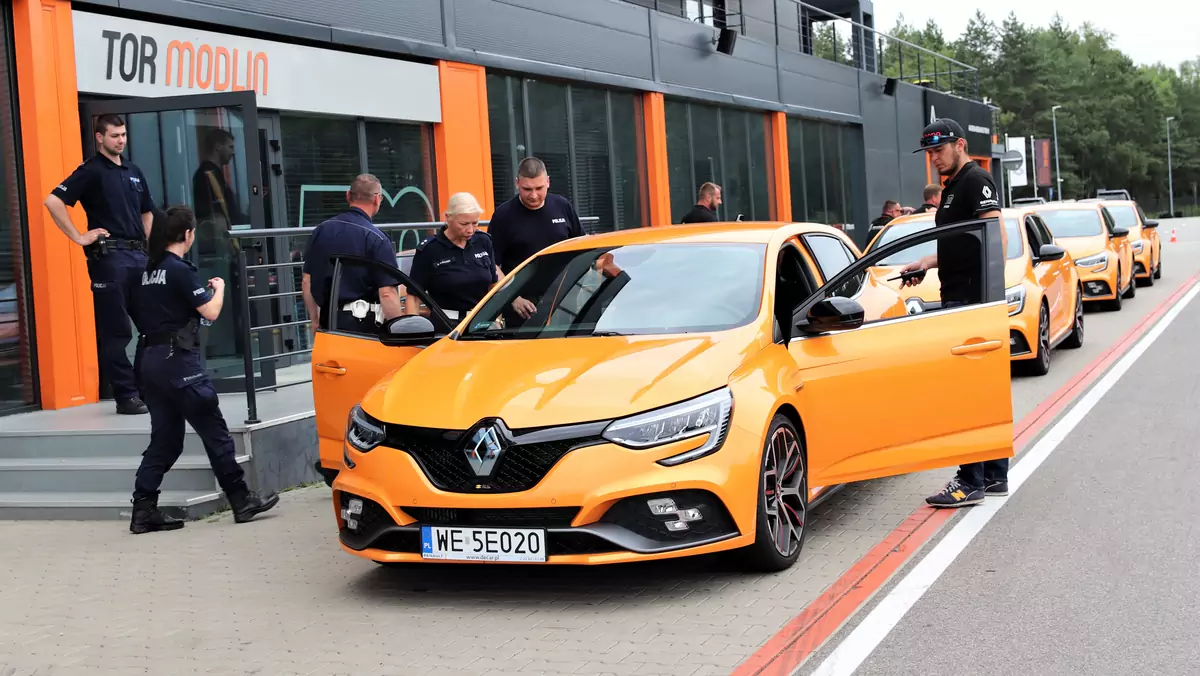 Szkolenie dla policji w szkole bezpiecznej jazdy Renault oraz Akademii Megane RS