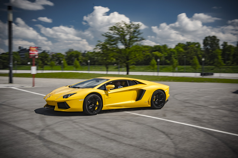 Lamborghini Aventador Coupe vs. Porsche 911 Tubo Cabrio