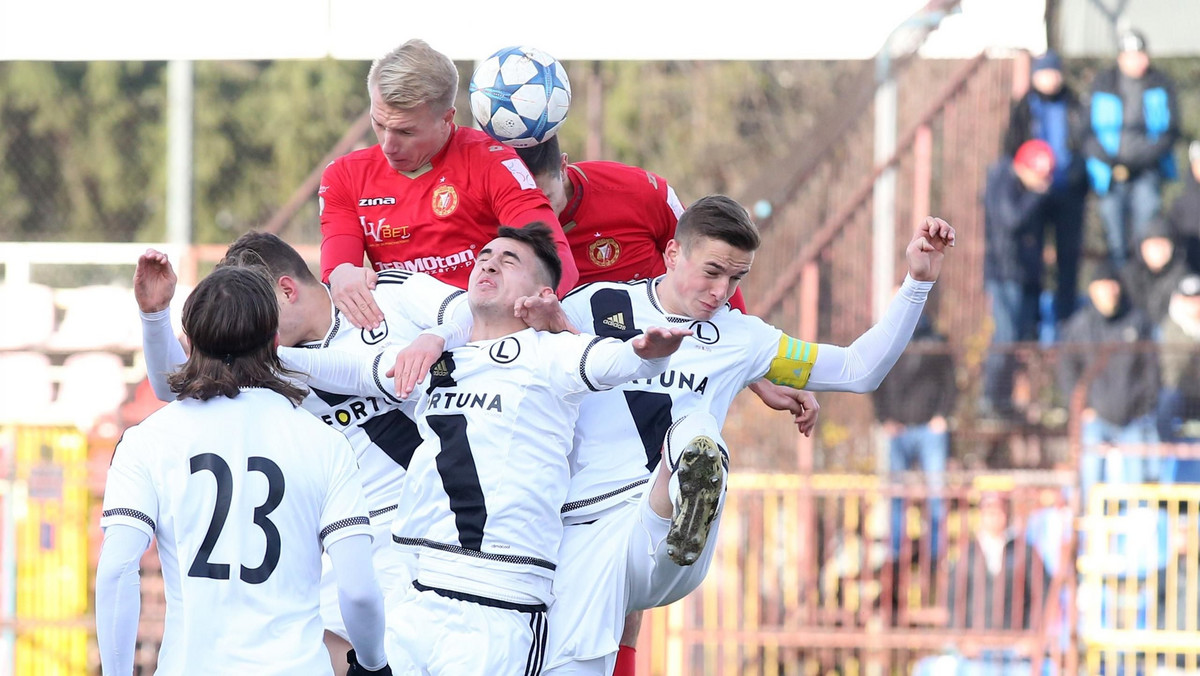 Legia II Warszawa pokonała w Ząbkach Widzew Łódź 3:1 w zaległym meczu 6. kolejki III ligi. Podobnie jak w ostatnim spotkaniu Młodzieżowej Ligi Mistrzów, zremisowanym 3:3 z Borussią Dortmund, dwa gole dla Wojskowych strzelił Sebastian Szymański i jednego Miłosz Szczepański.