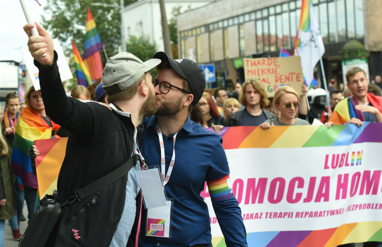 Bart Staszewski z partnerem na Marszu Równości w Lublinie