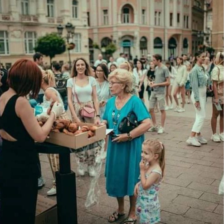 Redovi na novosadskom Trgu slobode za Ninine krofne