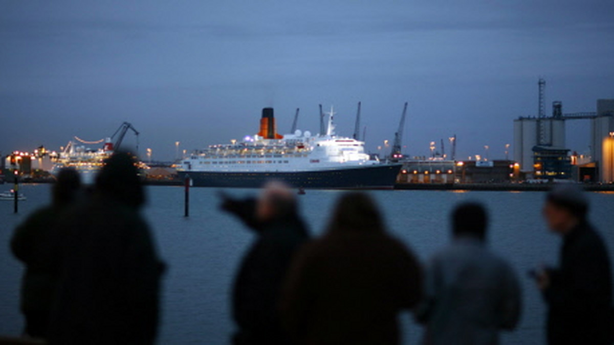 Luksusowy statek pasażerski "Queen Elizabeth 2" tymczasowo osiadł na mieliźnie, gdy wpływał do Southampton - informuje BBC na swoich stronach internetowych.