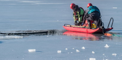 Pod wędkarzem załamał się lód. Na ratunek ruszyli strażacy