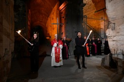 droga krzyżowa w koloseum. papież niósł krzyż przez wszystkie stacje