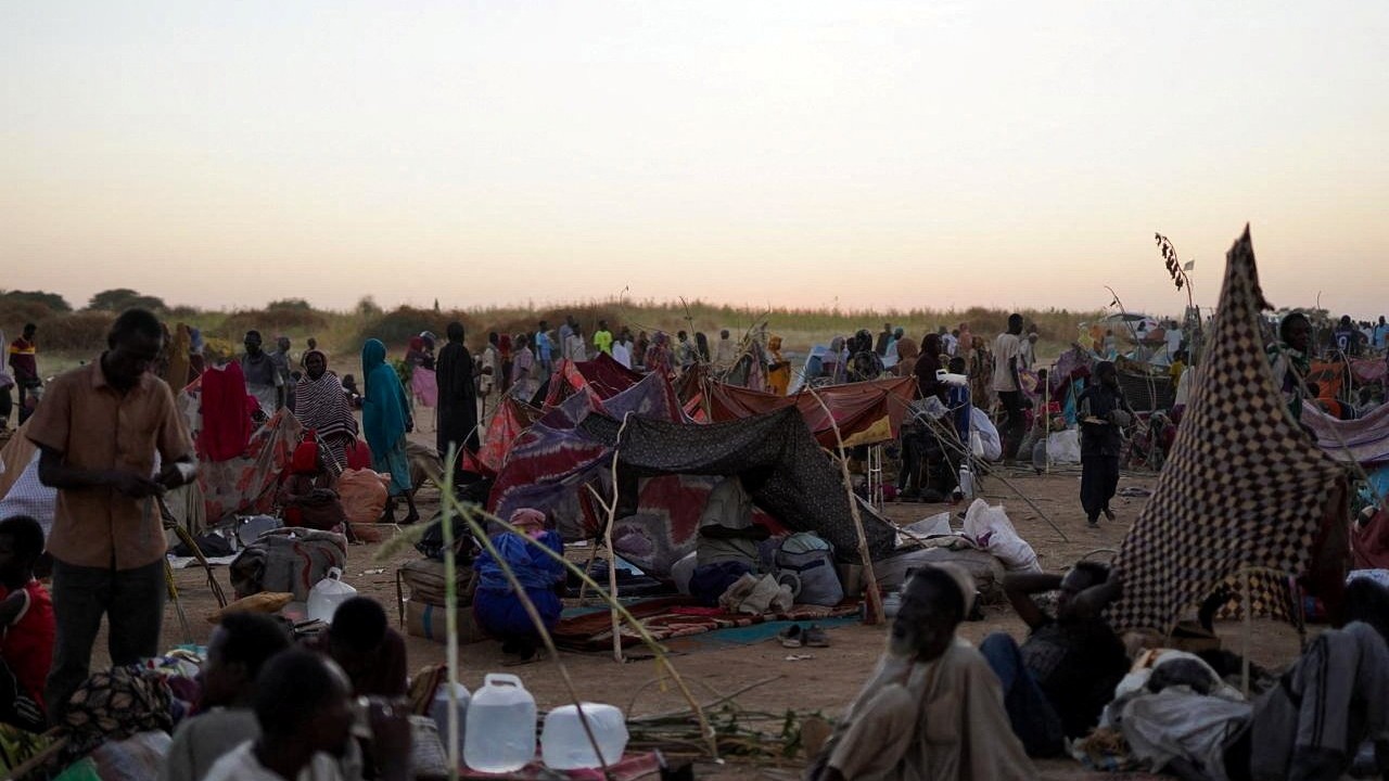 Vyhnanci, ktorí utiekli z al-Fašíru v Sudáne po tom, čo mesto obsadili sudánske polovojenské Sily rýchlej podpory (RSF).
