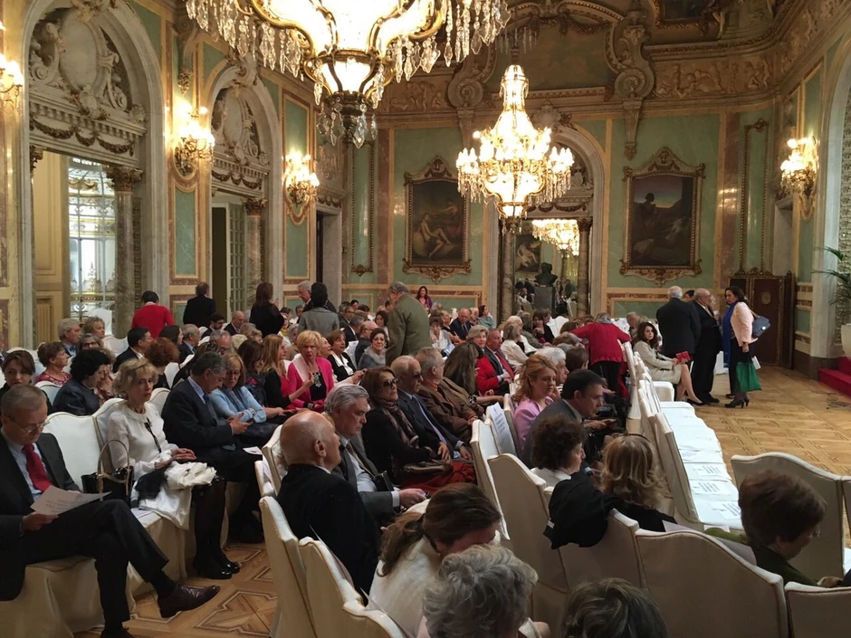 Zvanice u prepunoj sali