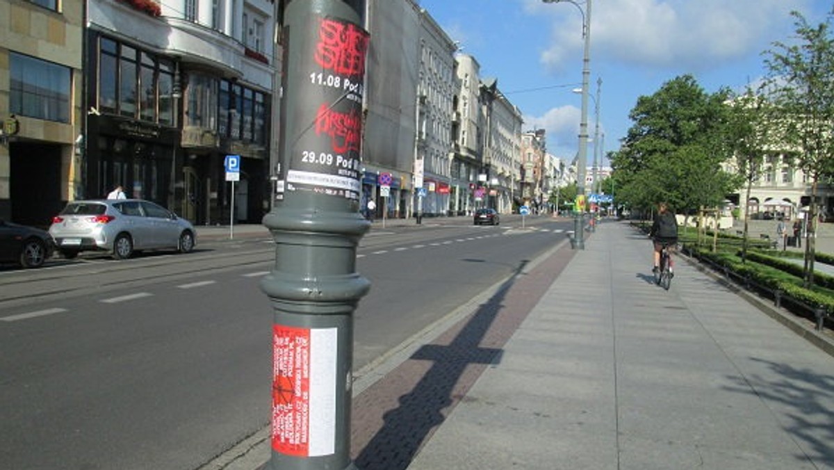 W sobotę poznaniacy oczyszczali słupy trakcyjne, latarnie i skrzynki energetyczne z nielegalnych plakatów, ulotek i reklam. Już następnego dnia okazało się, że plakaciarze nie uszanowali pracy mieszkańców. W nocy z niedzieli na poniedziałek plakatów na oczyszczonych słupach było jeszcze więcej. Jednego z wandali ujęła Straż Miejska.