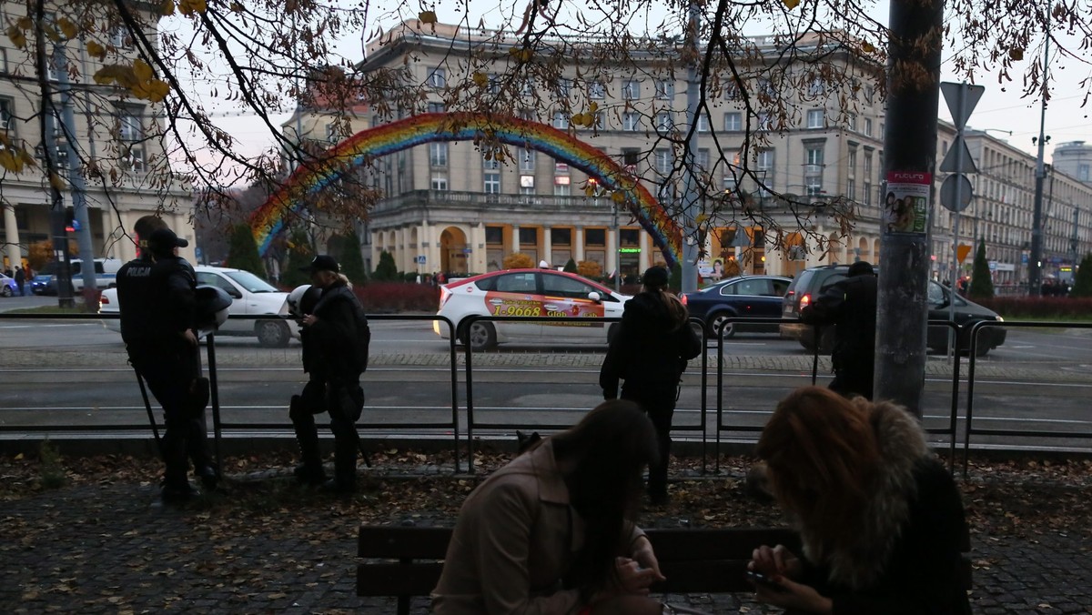 Prokuratura umorzyła postępowania ws. Magdaleny Żuraw, która oferowała whisky temu, kto spali Tęczę z Placu Zbawiciela w Warszawie. Umorzona została także sprawa dot. podejrzenia pochwalania przez o. Tadeusza Rydzyka zniszczenia tej instalacji. — Prokuratura wykazała się zdrowym rozsądkiem — komentuje Magdalena Żuraw.