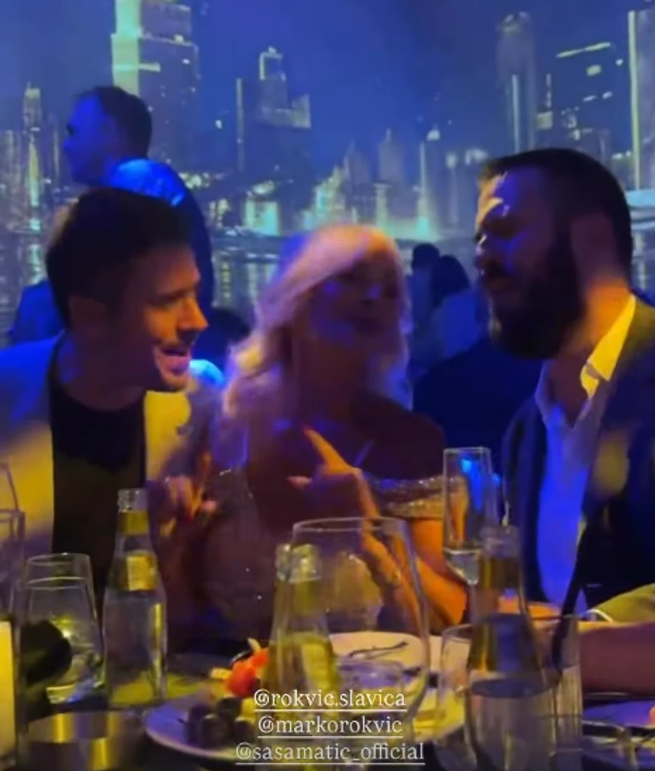 Nikola Rokvić sa majkom i bratom