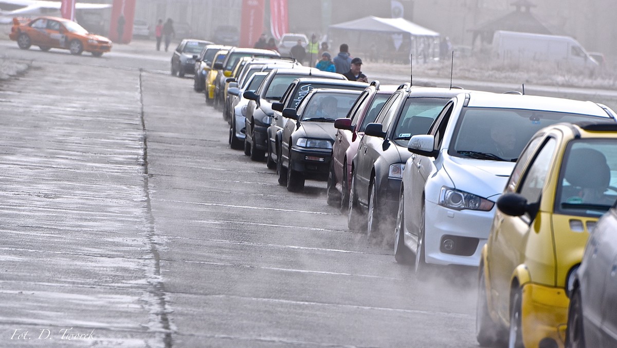 150 km/h, a może nawet szybciej. I to bez mandatu z fotoradaru ITD, bądź z policyjnej suszarki. Niemożliwe? Całkiem realne. Trzeba tylko wybrać się w najbliższą niedzielę do Ułęża. Tam w specjalnym ośrodku doskonalenia techniki jazdy kierowcy będą mogli sprawdzić swoje umiejętności za kierownicą. To już trzecia edycja akcji "Jeździmy bezpiecznie!" organizowanej przez Główny Inspektorat Transportu Drogowego.