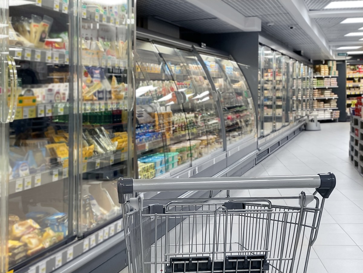 Empty,Grocery,Cart,In,An,Empty,Supermarket