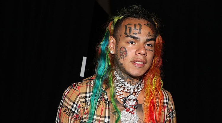 Tekashi69 szabadult a házi őrizetből, patkánnyal pózolgat