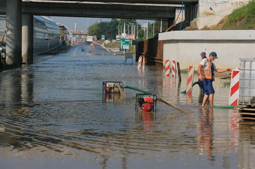 Zalało główną trasę stolicy. Utrudnienia na trasie Toruńskiej