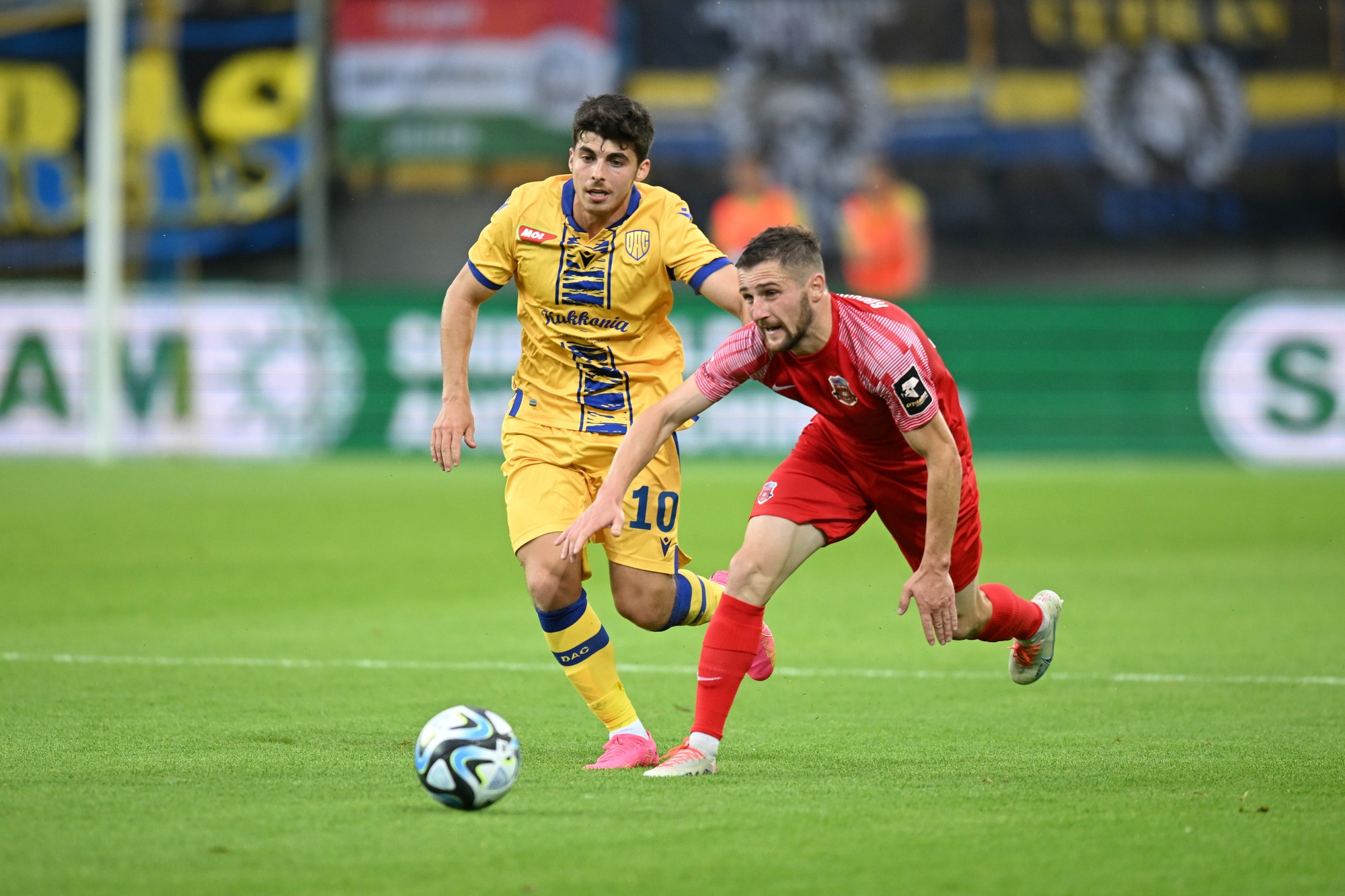 Zľava Ammar Ramadan (DAC) a Nika Gagnidze (Gori) bojujú o loptu.
