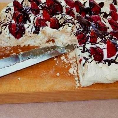 Pavlova torta csokoládéval és eperrel díszítve