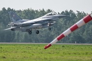 Start samolotu F-16 w 32. Bazie Lotnictwa Taktycznego w Łasku