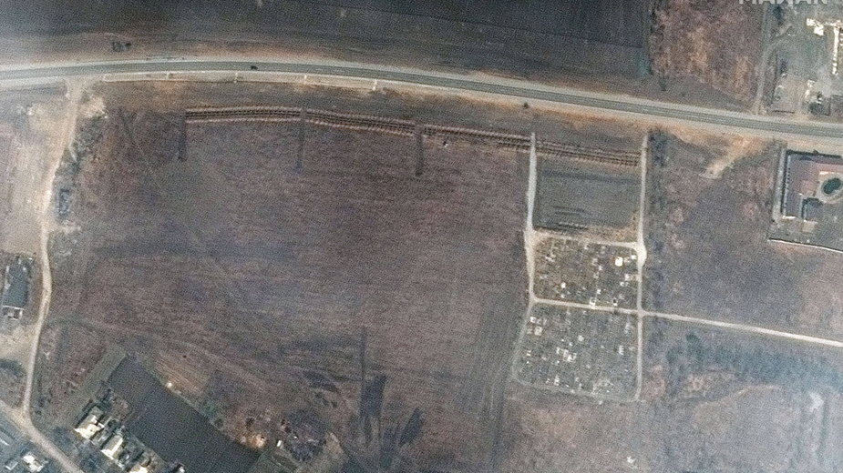 Materiał satelitarny udostępniony przez firmę Maxar Technologies wskazuje na masowy grób przylegający do istniejącego wiejskiego cmentarza na północno-zachodnim krańcu Manhush, około 20 km na zachód od Mariupola