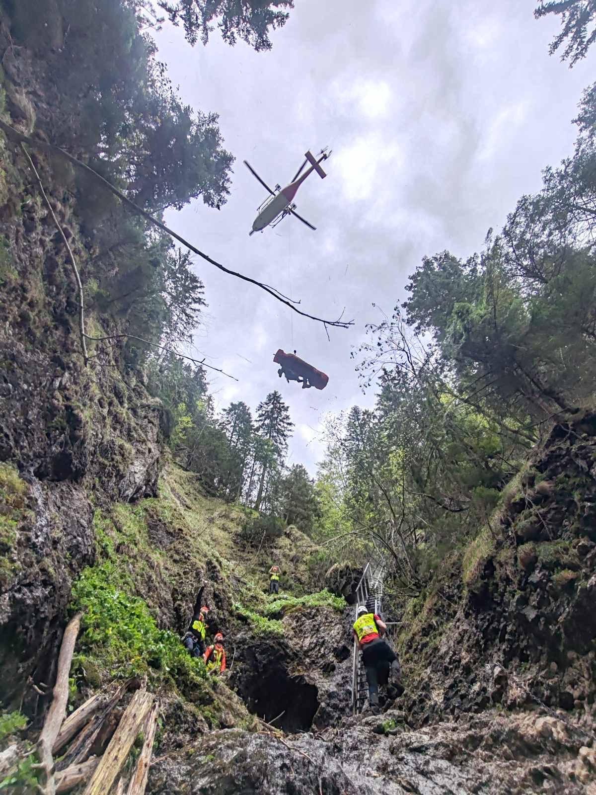 Turista po páde v oblasti Horných dier utrpel poranenie hlavy.