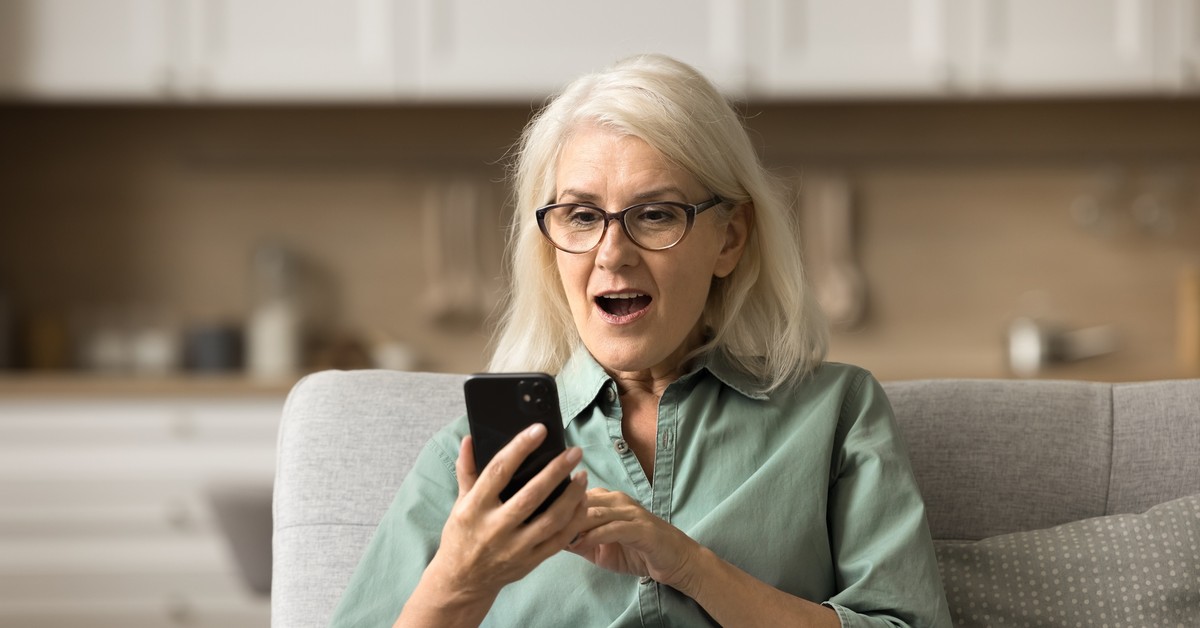 Praca przed 1999 rokiem może dla niektórych seniorów oznaczać wyższą emeryturę. Jak to możliwe?