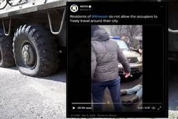Ukraińcy blokują rosyjski konwój, kładąc się pod kołami
