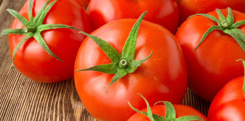 Nie wiesz jak obrać pomidora ze skórki? Mamy na to sposób