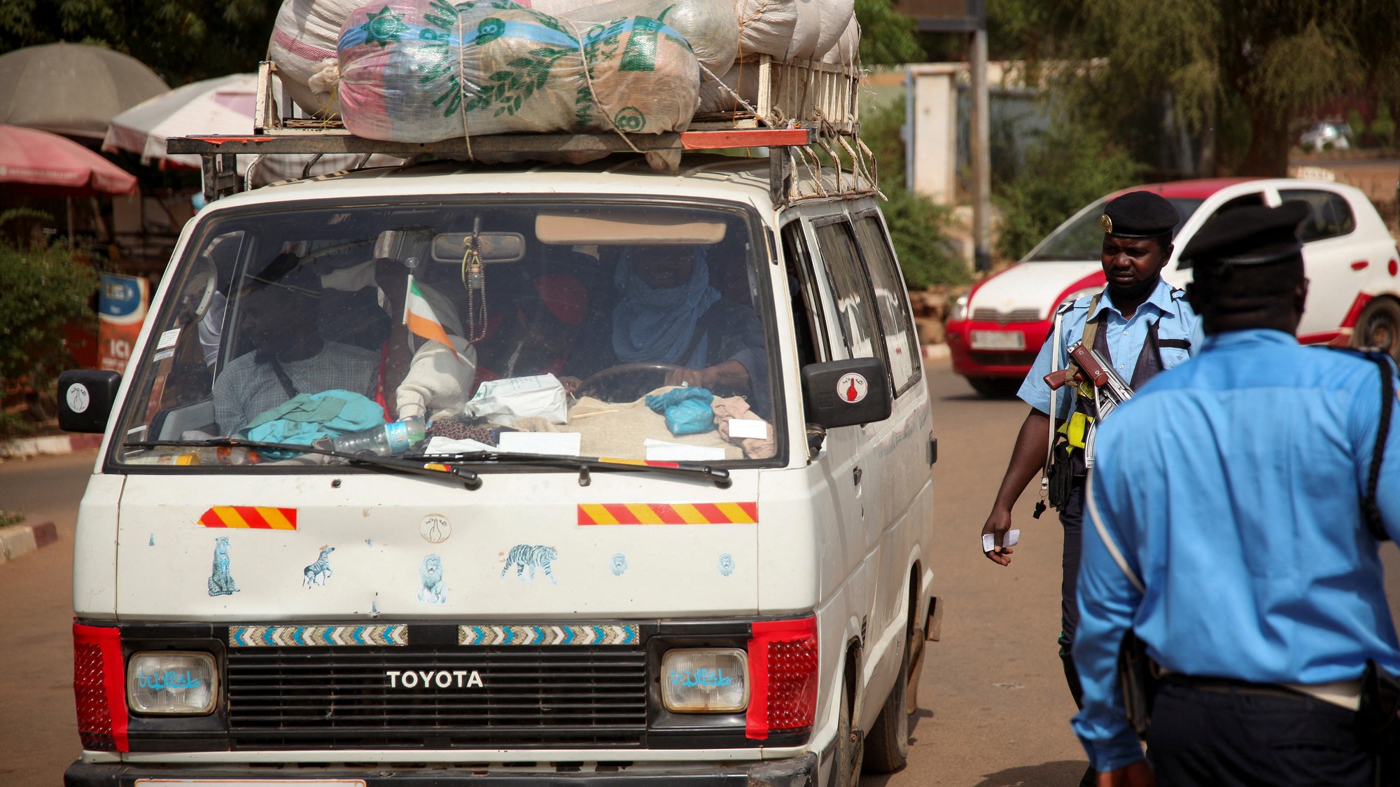 Bezpečnostné sily kontrolujú dopravu na ulici po útoku na medzinárodné letisko v Niamey v Nigeri, ilustarčné foto.