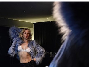 Egy szál átlátszó melltartóban Ellie Goulding