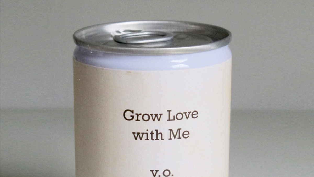 W sprzedaży w Serpetine Gallery w Londynie pojawiła się limitowana edycja "miłosnych puszek" autorstwa Yoko Ono. Dzięki "Grow Love with Me" możemy wyhodować pełną miłości roślinkę.
