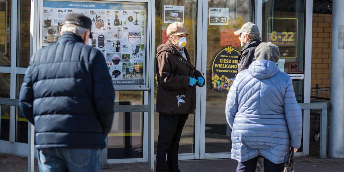 Wedle roporządzenia seniorzy 70+ mogą wychodzić z domu właściwie tylko do pracy, po niezbędne zakupy, albo do kościoła.