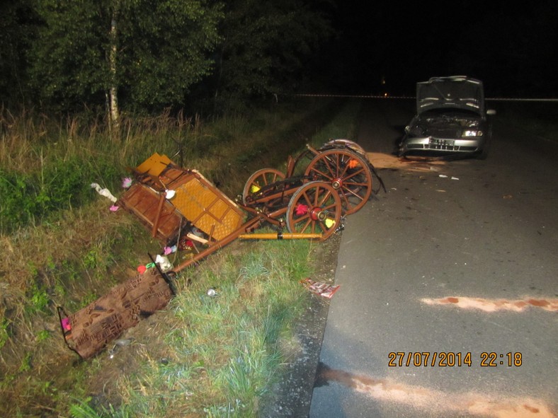 Spłoszone konie wepchnęły auto do rowu