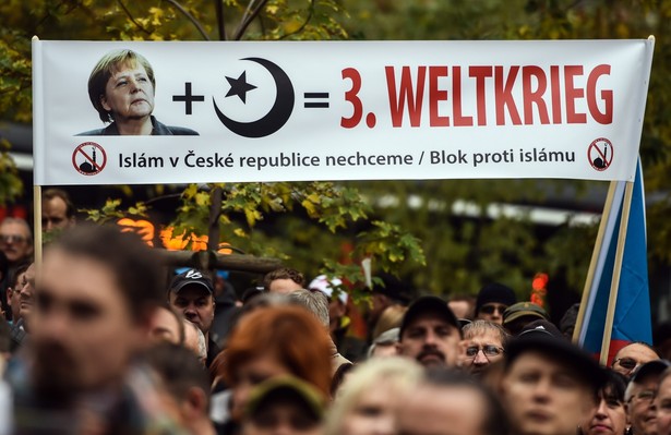 Fala imigrantów zatopi Merkel? Bawaria stawia ultimatum, CSU grozi wycofaniem ministrów z rządu