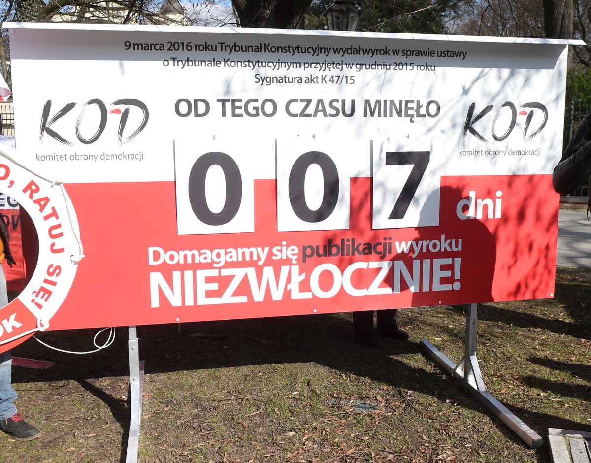 Demonstracja pod KPRM- licznik dni bez publikacji orzeczenia TK