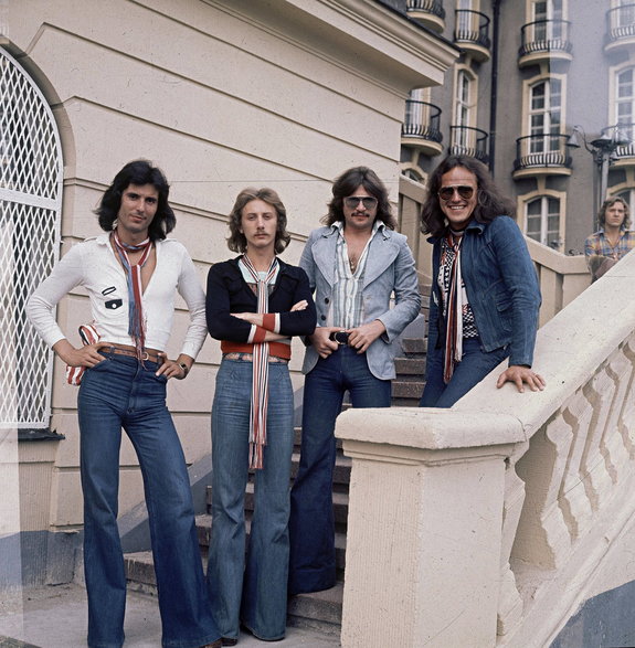 29 sierpnia 1976 r. Zespół “Skorpio”, od prawej: Karoly Frenreisz, Gyula Papp, Gabor Nemeth, Antal Szucs, na schodach Grand Hotelu. Źródło: NAC – Narodowe Archiwum Cyfrowe www.nac.gov.pl