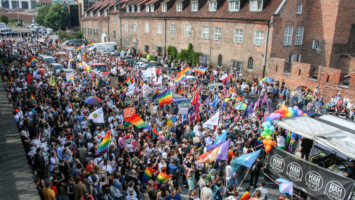 Kilka tysięcy osób wzięło dzisiaj udział w Marszu Równości w Gdańsku, który oficjalnie otworzył prezydent Paweł Adamowicz. Pojawiły się też niewielkie kontrmanifestacje. Można tam było dostrzec m.in. radną z klubu PiS Annę Kołakowską.