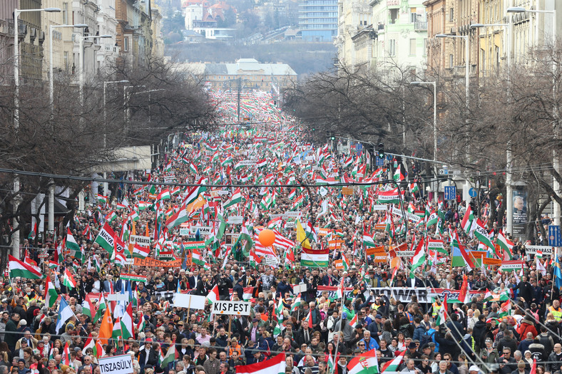 Osoby popierające rząd premiera Węgier Viktora Orbána biorą udział w tzw. Marszu Pokoju w Budapeszcie 15 marca 2022 r. Premier oraz lider opozycji Péter Márki-Zay zorganizowali w Budapeszcie oddzielne masowe wiece przed wyborami parlamentarnymi, które odbyły się w kwietniu ub.r.