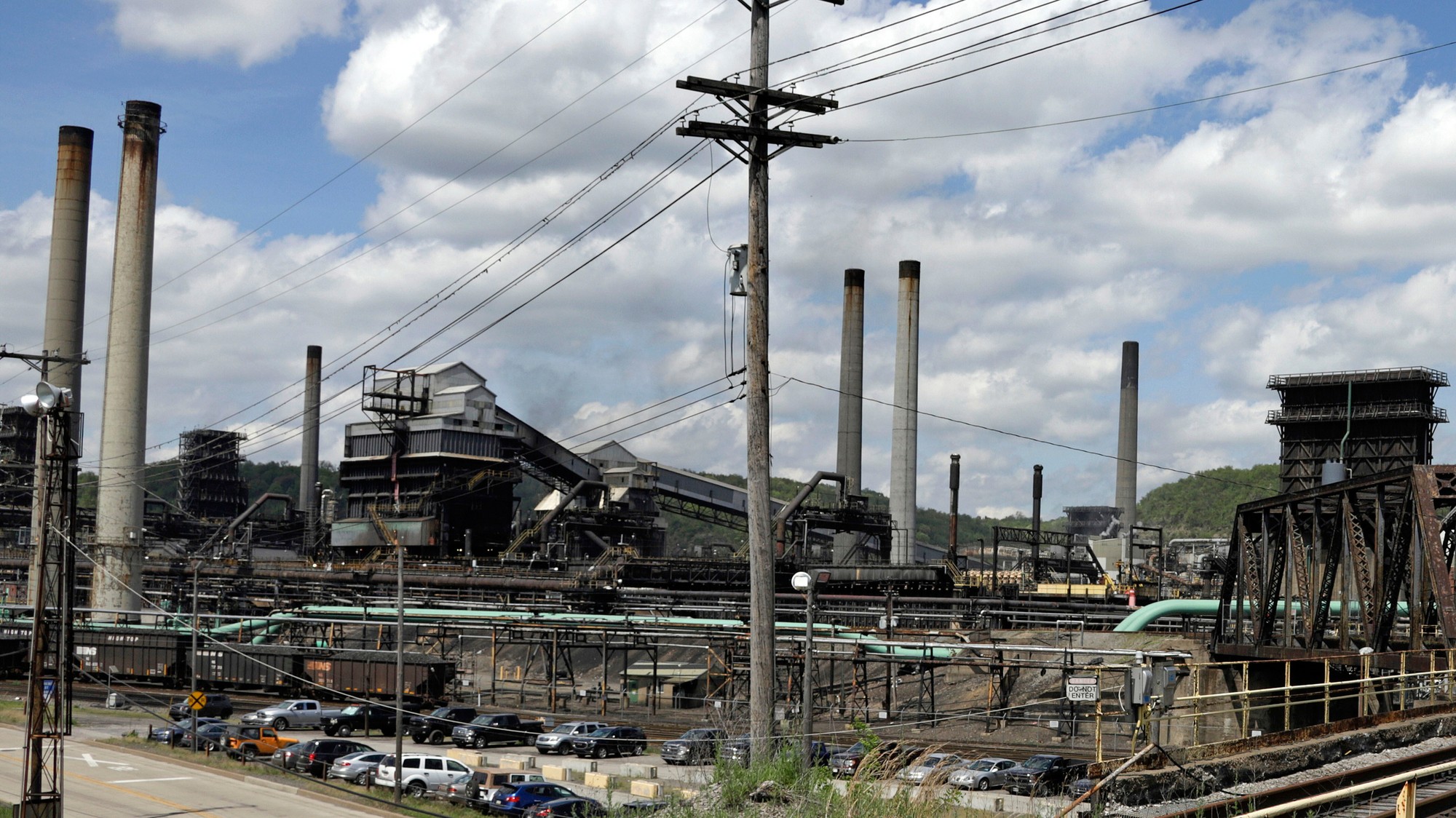 Výbuch v oceliarskom závode spoločnosti U.S. Steel si vyžiadal desiatky zranených.