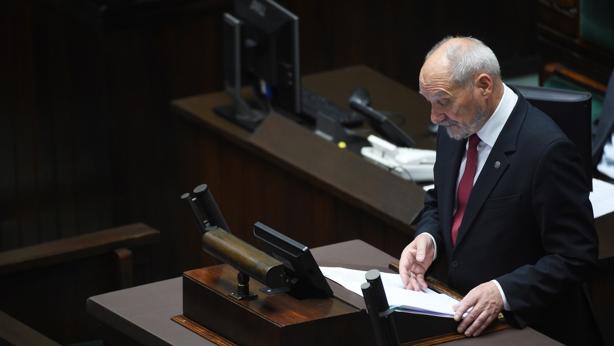 Zaproszenie przez Białoruś obserwatorów z wybranych państw, w tym z Polski, nie rozwiewa obaw związanych z ćwiczeniami Zapad 2017 - powiedział minister obrony Antoni Macierewicz. Prezydent Putin pragnie zastraszyć Zachód, zastraszyć Polskę, ale nic mu z tego nie wyjdzie - oświadczył.