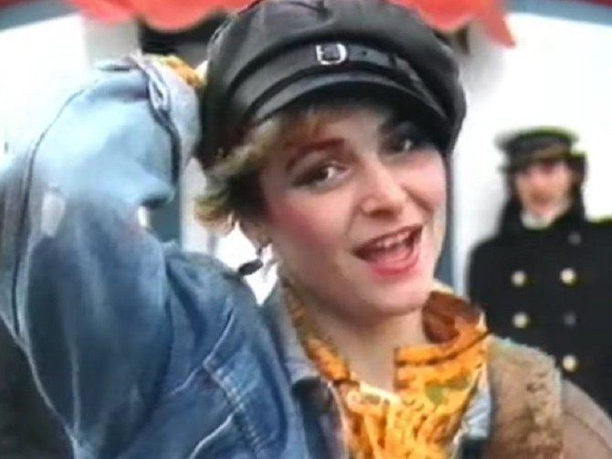 Ljiljana Nikolovska u spotu za pesmu "Sve bi seke ljubile mornare" 1986. godine