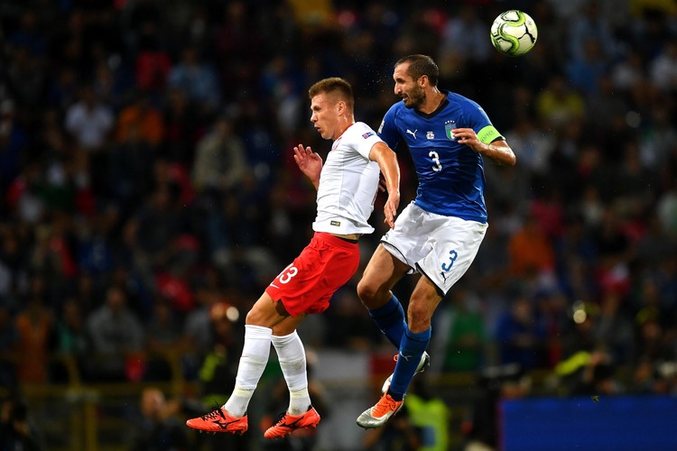Zawodnik reprezentacji Polski Damian Szymański (L) i Giorgio Chiellini (P) z Włoch
