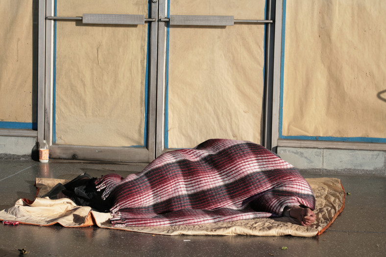 Mężczyzna śpi na ulicy Los Angeles.